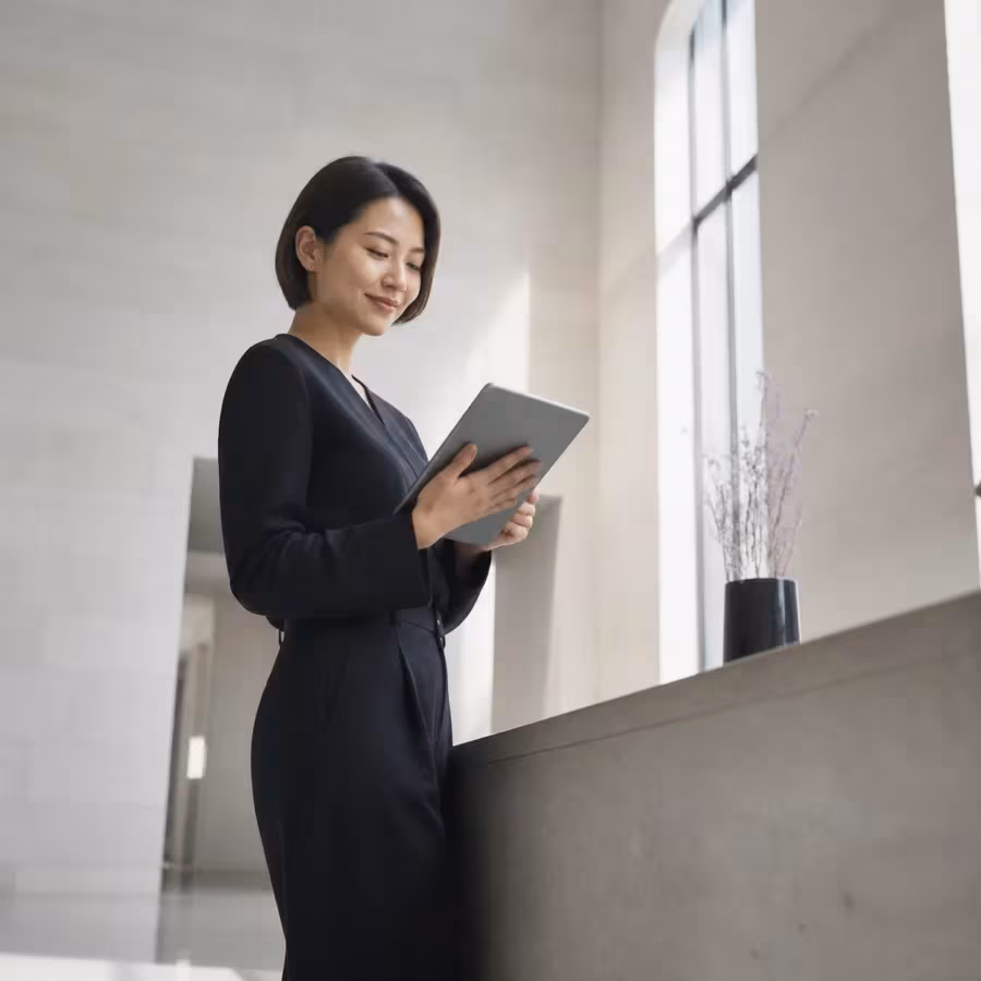 Une professionnelle consulte sereinement un projet sur une tablette