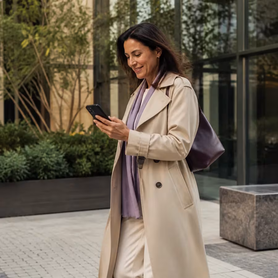 Une professionnelle réagit positivement à un message sur son mobile