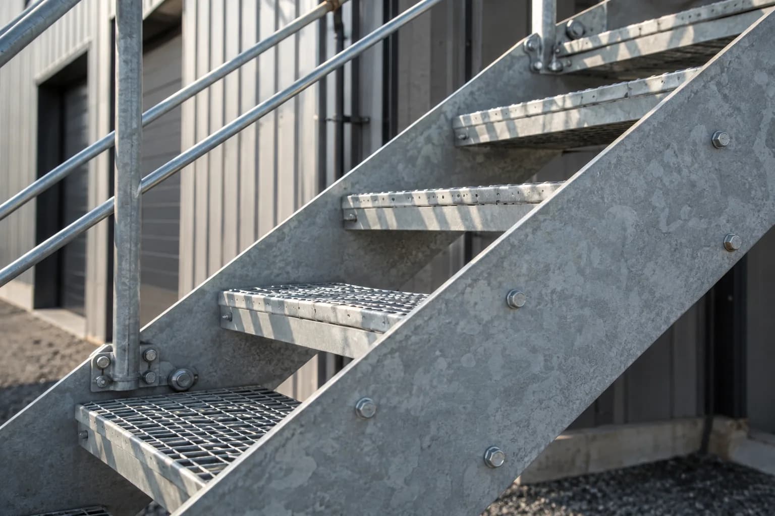 Détail des marches, du limon et des fixations d’un escalier galvanisé.